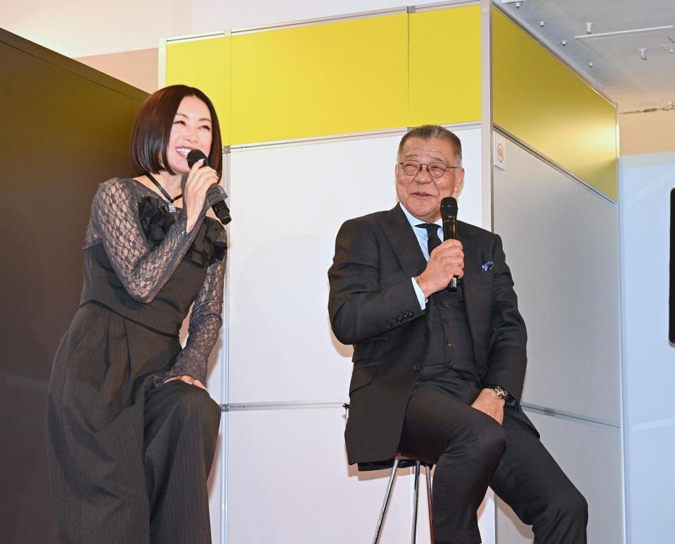 　酒井法子（左）とトークで盛り上げる掛布雅之ＯＢ会長（撮影・西田忠信）