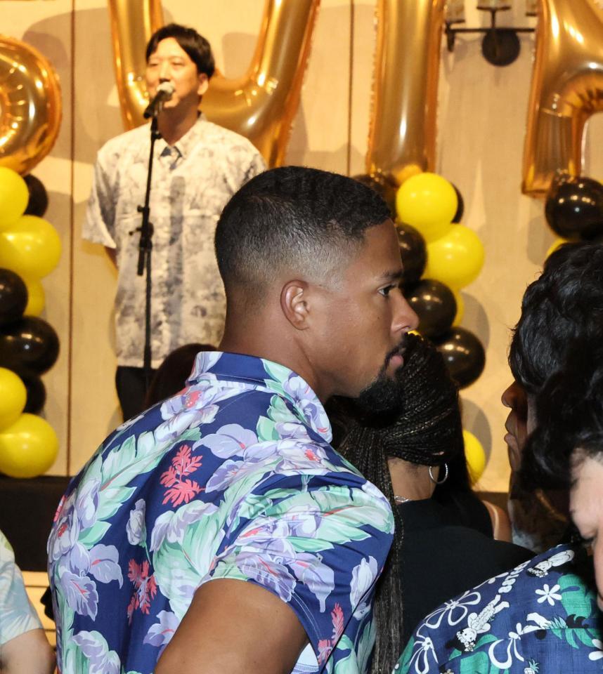 　阪神の優勝旅行に参加したデュプランティエ。奥はあいさつする藤川監督（撮影・田中太一）