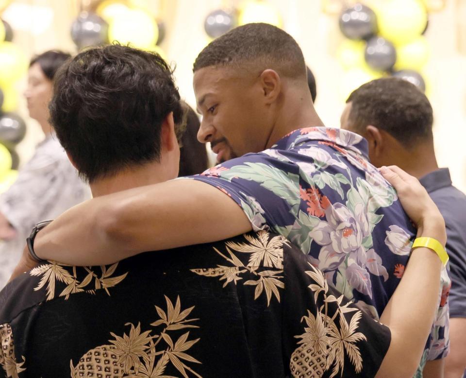 　阪神の優勝旅行に参加したデュプランティエは湯浅（左）と話をする（撮影・田中太一）