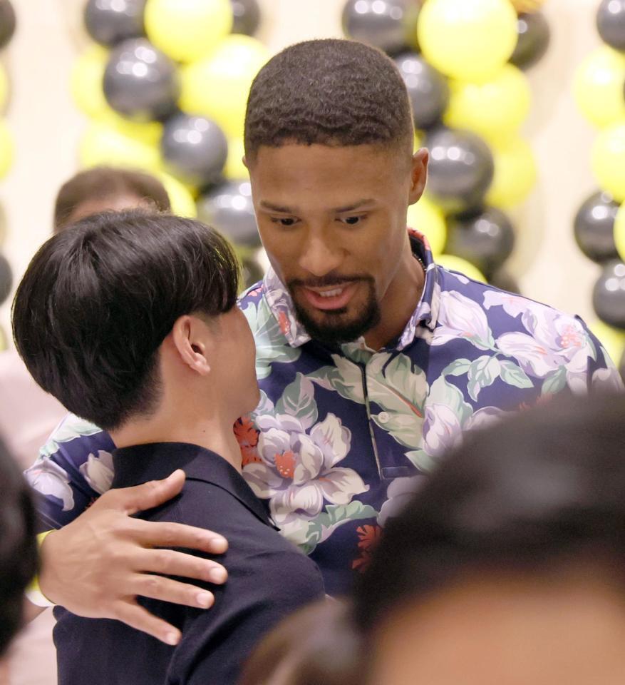 　阪神の優勝旅行に参加したデュプランティエは近本（手前）と話をする（撮影・田中太一）