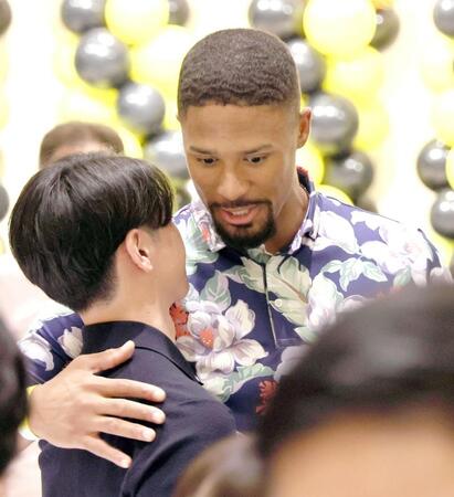 【写真】退団のデュプランティエ“ずっ友”宣言 V旅行合流 2カ月ぶり再会「これからもいち友達として」