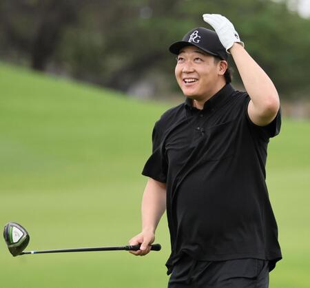 　ゴルフを楽しむ大山（撮影・田中太一）