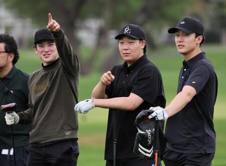 　ゴルフを楽しむ（右から）小幡、大山、高寺（撮影・田中太一）
