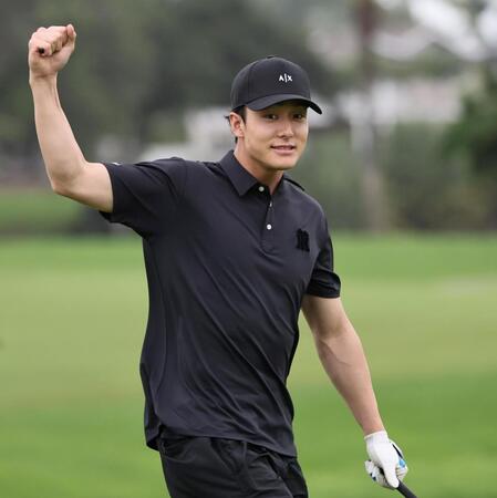 　ティーショットを放ち、ガッツポーズを決める小幡（撮影・田中太一）