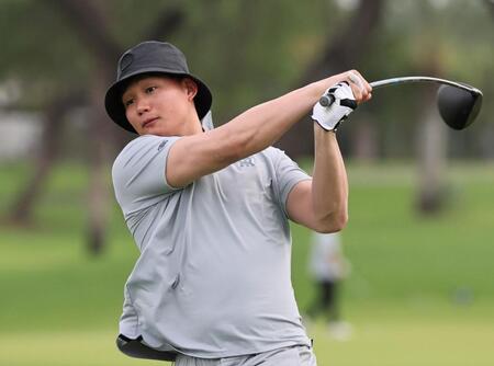 　ティーショットを放つ森下（撮影・田中太一）