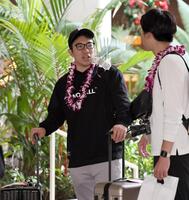 　ホテルに到着した石井（撮影・田中太一）