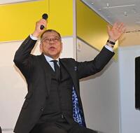 　身振りを交えトークする掛布雅之ＯＢ会長（撮影・西田忠信）