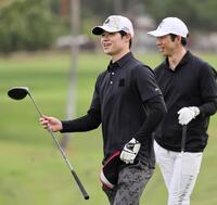 　ゴルフを楽しむ中野（撮影・田中太一）