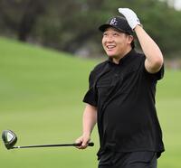 　ゴルフを楽しむ大山（撮影・田中太一）