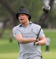 　ティーショットを放つ森下（撮影・田中太一）