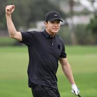 　ティーショットを放ち、ガッツポーズを決める小幡（撮影・田中太一）