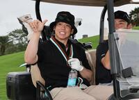 　ゴルフを楽しむ梅野（撮影・田中太一）