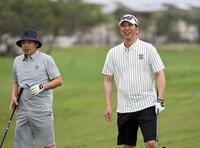 　ゴルフを楽しむ藤川監督（右）と藤本コーチ（撮影・田中太一）