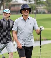 　ゴルフを楽しむ田中コーチ（撮影・田中太一）