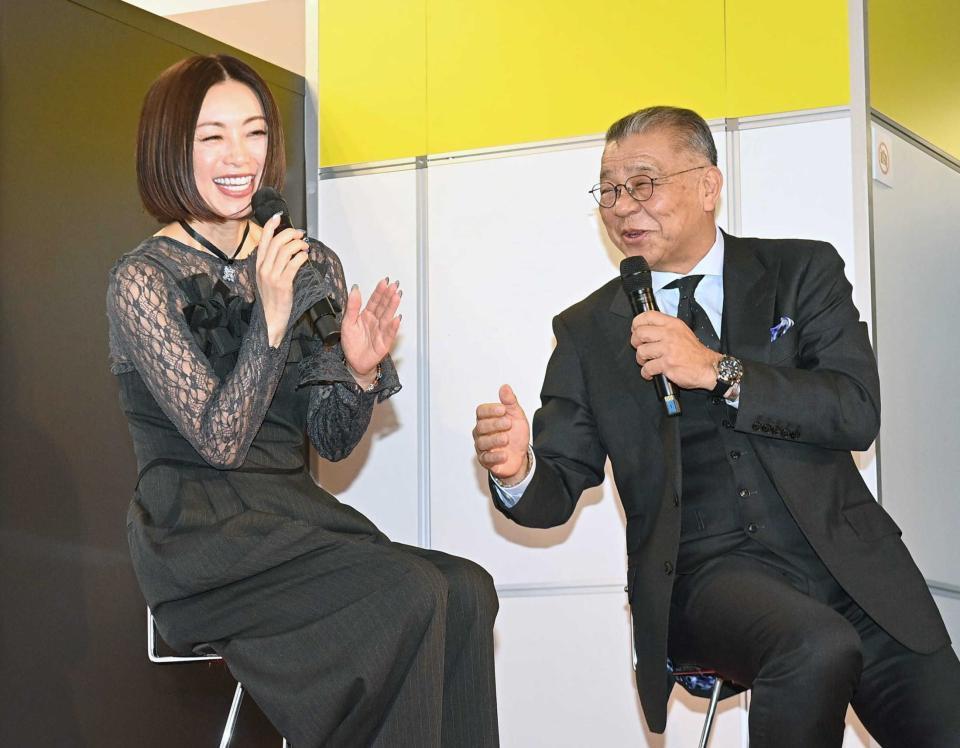 　酒井法子（左）とトークショーを行う掛布ＯＢ会長（撮影・西田忠信）