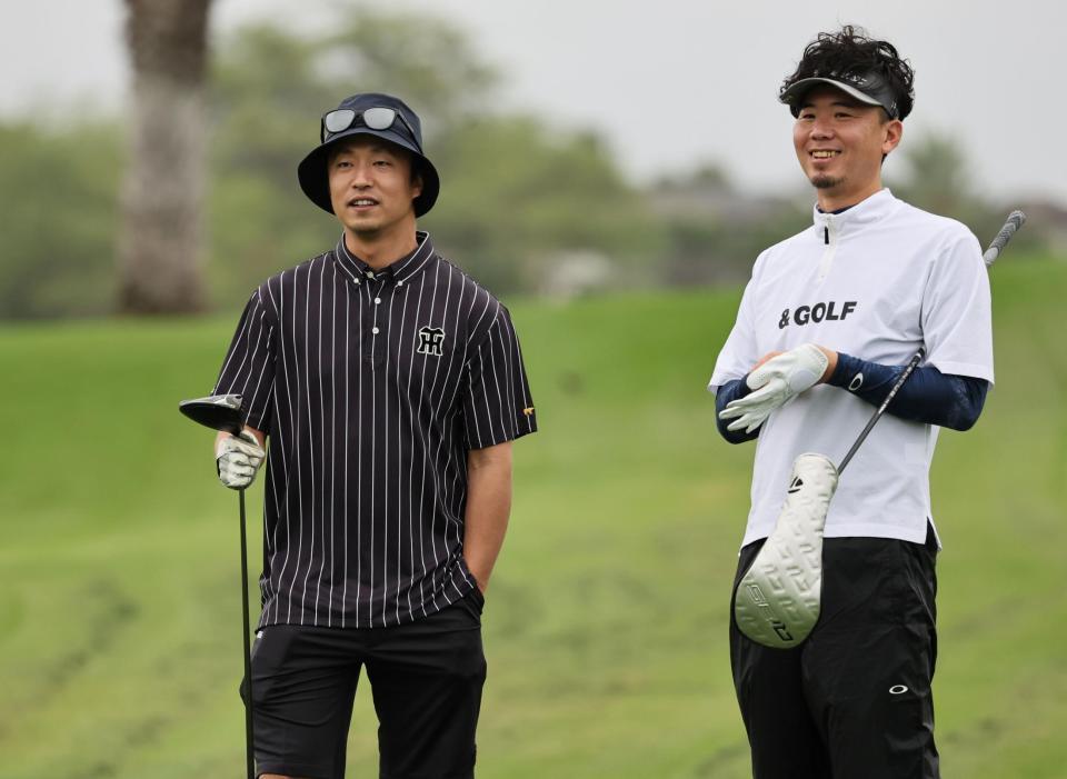 　一緒にラウンドを回った島本（左）と横川ブルペン捕手（撮影・田中太一）