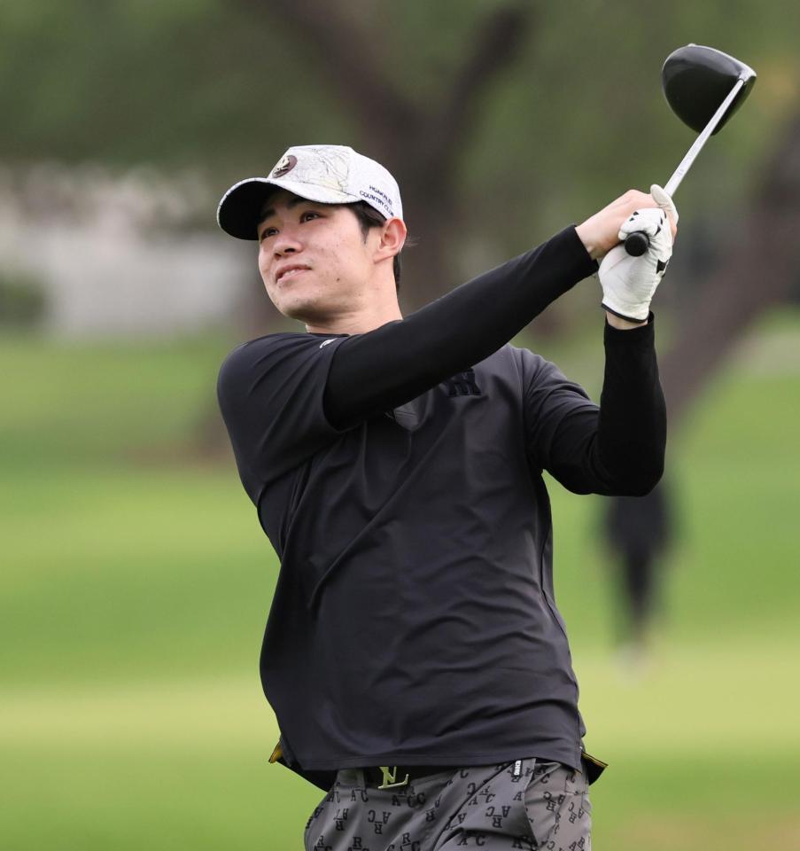 　ショットを放つ中野（撮影・田中太一）