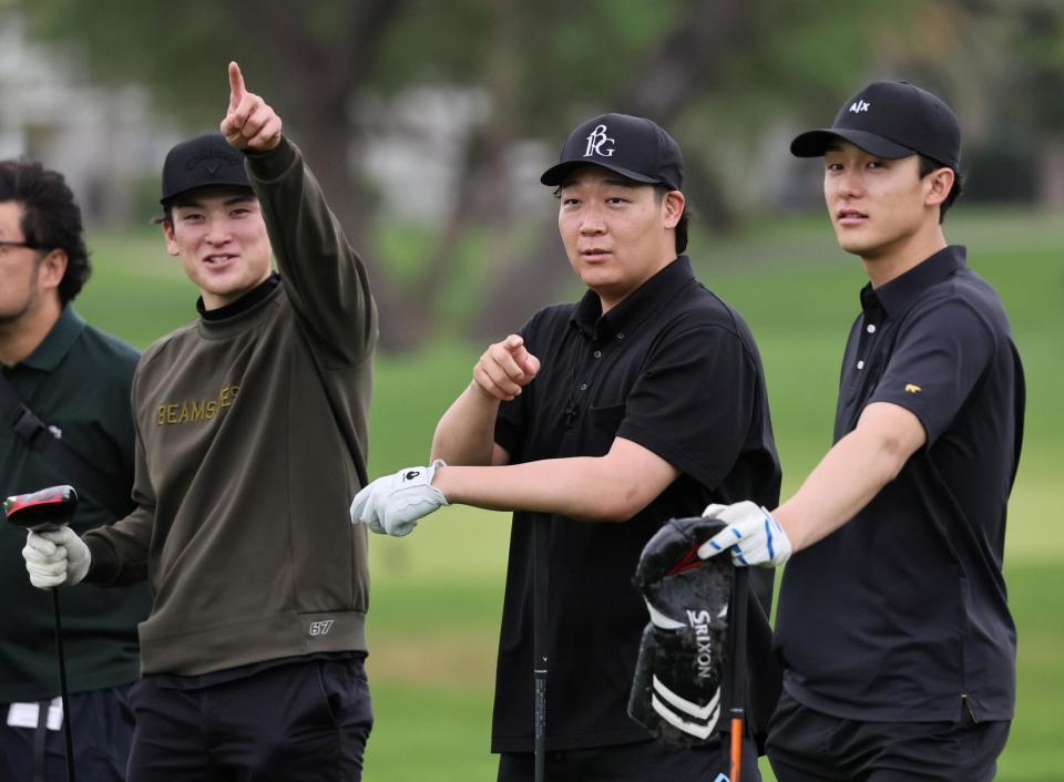 　ゴルフを楽しむ（右から）小幡、大山、高寺（撮影・田中太一）