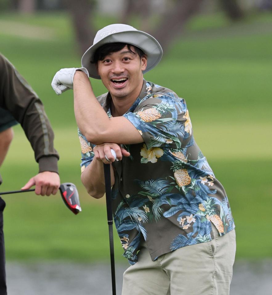 　ゴルフを楽しむ坂本（撮影・田中太一）