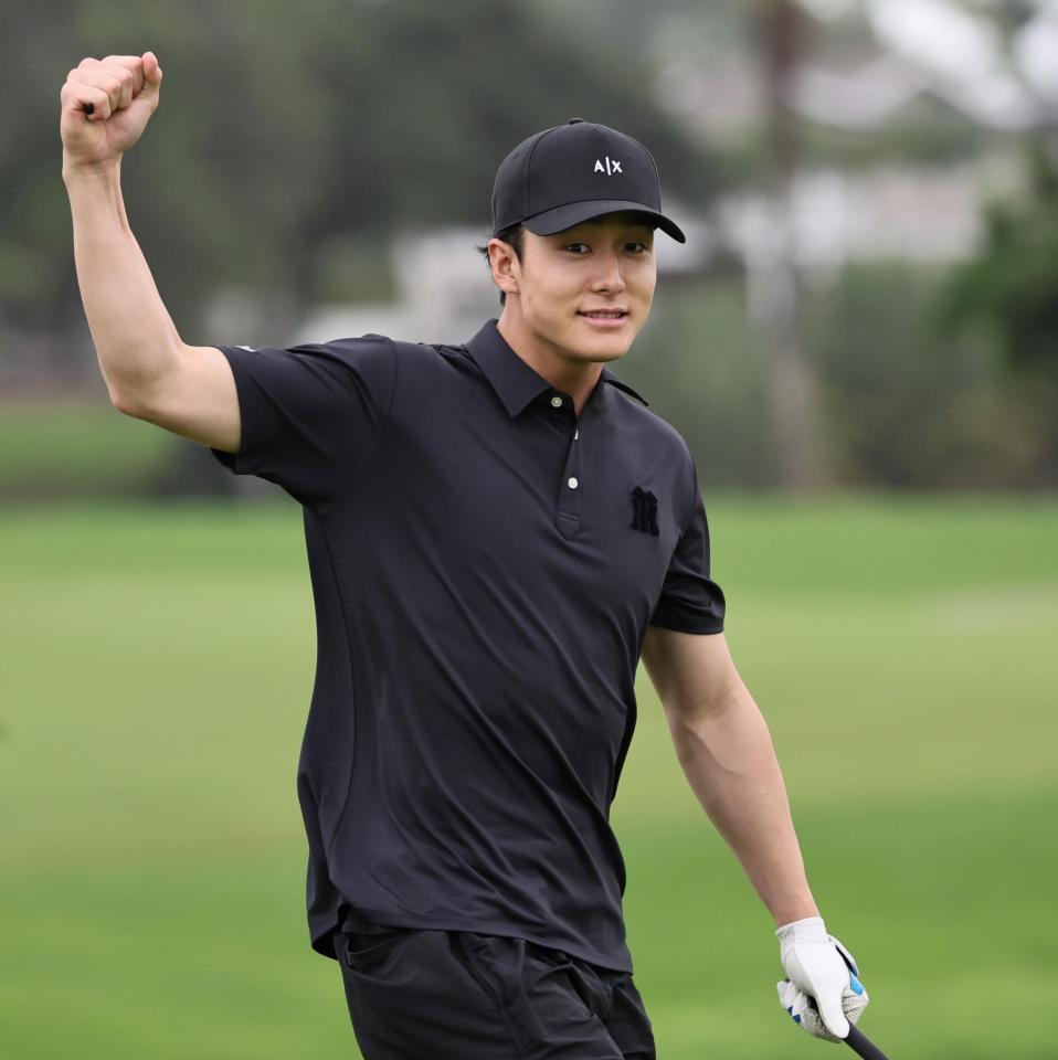 　ティーショットを放ち、ガッツポーズを決める小幡（撮影・田中太一）