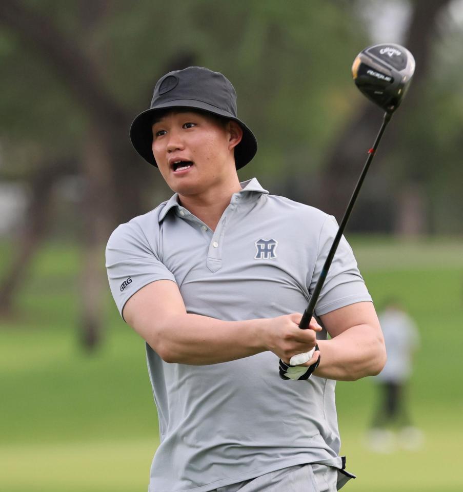 　ティーショットを放つ森下（撮影・田中太一）