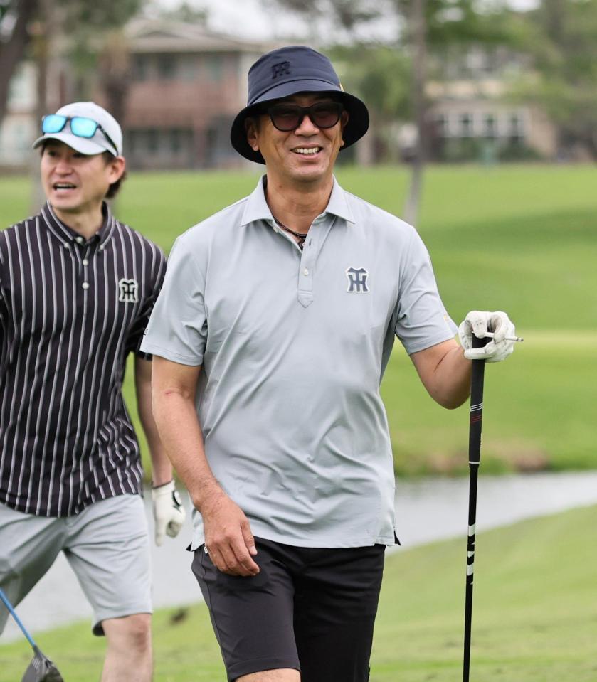 　ゴルフを楽しむ田中コーチ（撮影・田中太一）