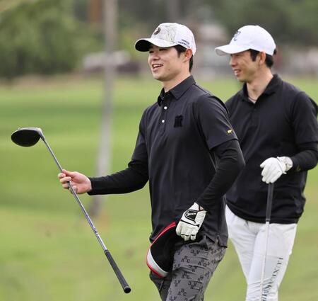 　ゴルフを楽しむ中野（撮影・田中太一）