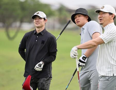 　ゴルフを楽しむ（左から）中野と森下（撮影・田中太一）