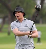 　ティーショットを放つ森下（撮影・田中太一）