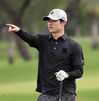 　ゴルフを楽しむ中野（撮影・田中太一）