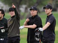 　ラウンド中、明るい表情を見せる（右から）小幡、大山、高寺（撮影・田中太一）