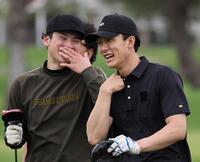 　一緒にラウンドを回り、笑い合う小幡（右）と高寺（撮影・田中太一）