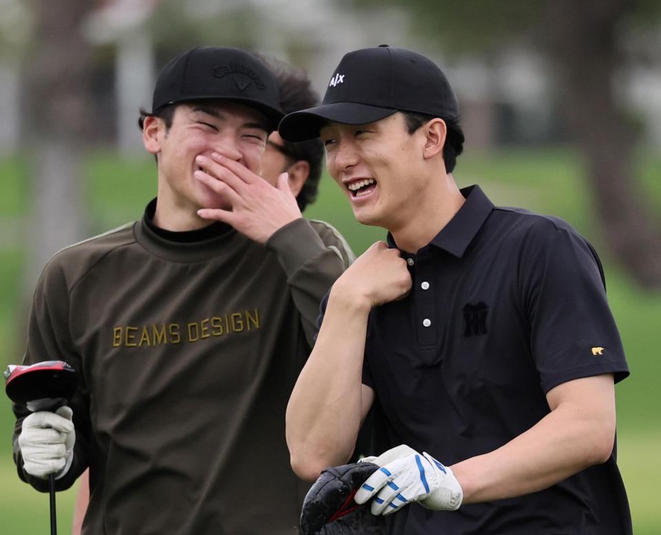 　一緒にラウンドを回り、笑い合う小幡（右）と高寺（撮影・田中太一）