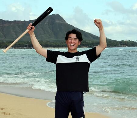 　本塁打をイメージし、笑顔を見せる高寺（撮影・田中太一）