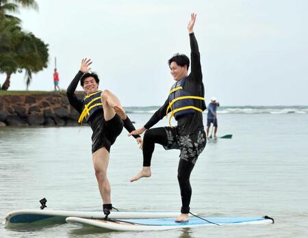 　サップ体験を楽しむ及川（右）と湯浅だったが…（撮影・田中太一）