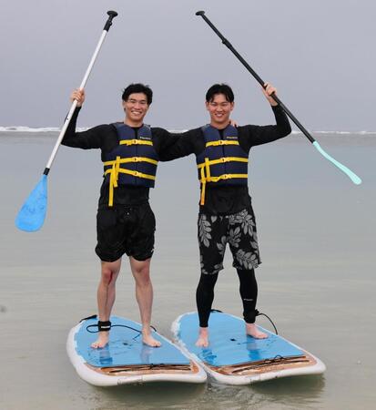 　ＳＵＰ体験を楽しみ笑顔を見せる及川（右）と湯浅（撮影・田中太一）