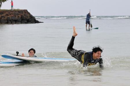 　たまらず海へ放り投げ出される及川（右）と湯浅（撮影・田中太一）