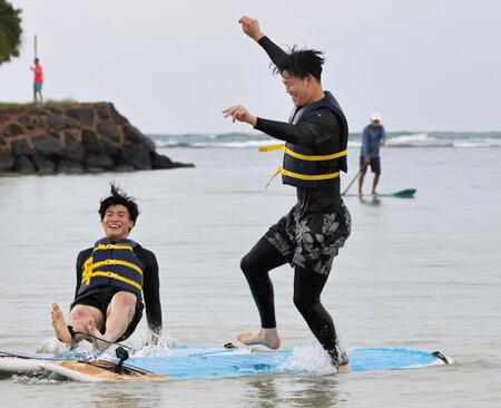 　ボードの上でバランスを崩す及川（右）と湯浅（撮影・田中太一）
