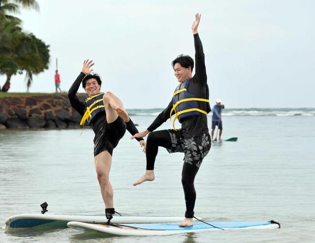 　サップ体験を楽しむ及川（右）と湯浅だったが…（撮影・田中太一）