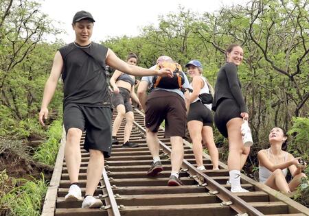 　ゆっくりと階段を降りる大竹（撮影・田中太一）