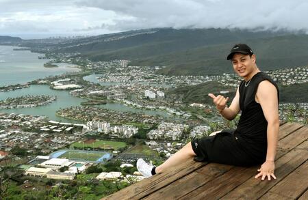 　頂上付近の展望デッキに座り、ホノルル市街を見下ろす大竹（撮影・田中太一）