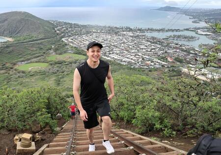 　ホノルル市街を背に頂上を目指す大竹（撮影・田中太一）