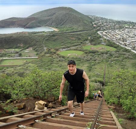 　頂上を目指し、線路跡を登る大竹（撮影・田中太一）