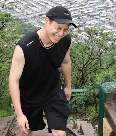 　１０４８段を登り切り、顔をしかめる大竹（撮影・田中太一）