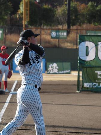 　適時打を放った富田