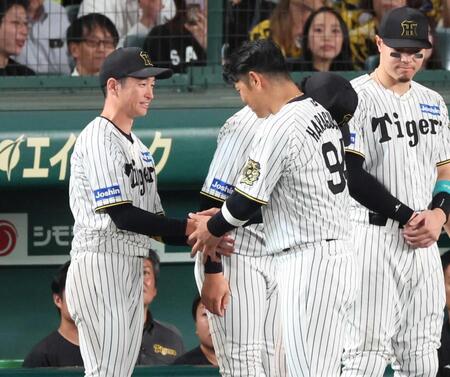 　原口氏（右）の引退セレモニーで握手を交わす近本＝１０月２日