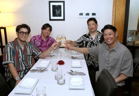 　同期会で乾杯する（右から）原口、岩崎、梅野、岩貞（撮影・田中太一）