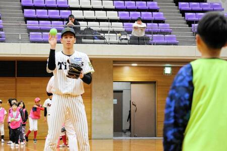 　子どもとキャッチボールをする今朝丸