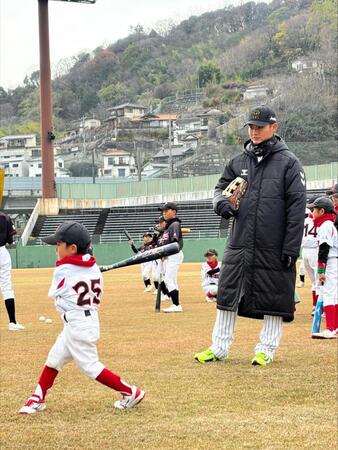 野球少年を真剣に見守る西純