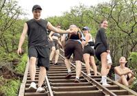 　ゆっくりと階段を降りる大竹（撮影・田中太一）